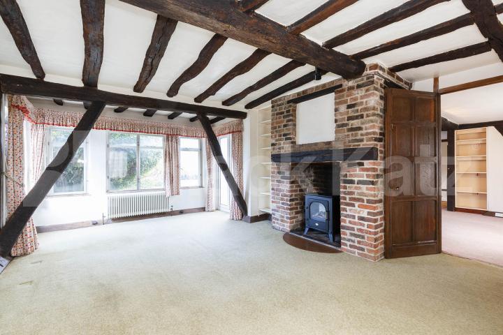 A elegant and historic 16th century detached house on an exclusive street   Totteridge Common, Highwood Hill